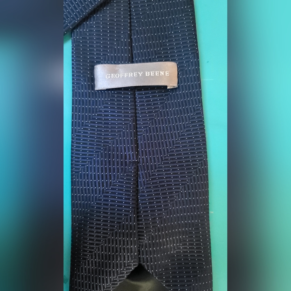 Geoffrey Beene GORGEOUS dark blue silk tie - Picture 4 of 5